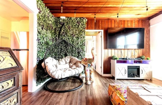 Thai Oasis: 1BD Retreat: Parking, Steps 2 Beach!