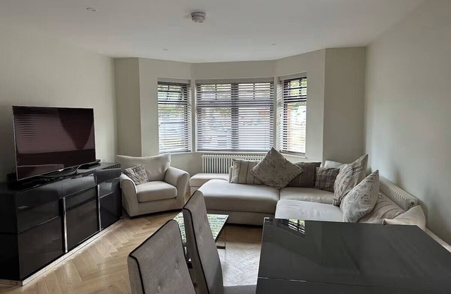 Thames Ditton Apt - Sleeps 6 - Garden & Bbq