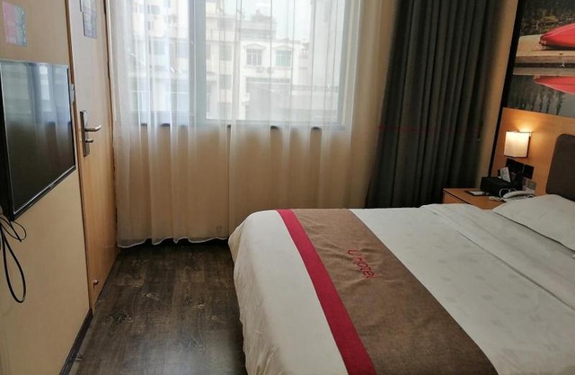 Thank Inn Chain Hotel Guizhou Qianxinan Xingren County Food Street Store