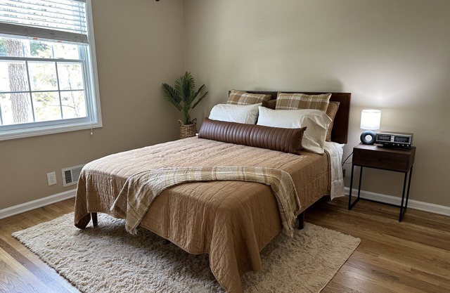 "That 70s House" in Downtown Alpharetta - Full of 70s Charm in a Dream Location