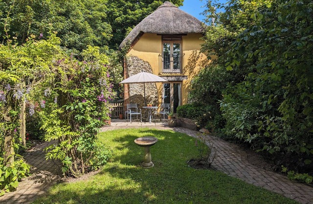 Thatched one bedroom cottage, with private enclosed garden.