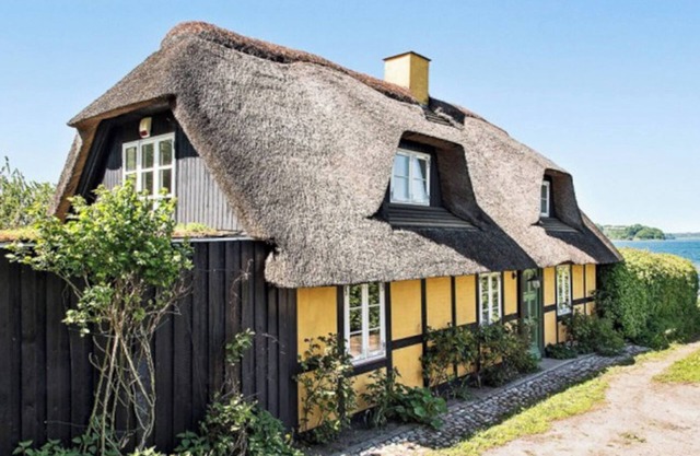 Reetdachhaus in Alleinlage mit Dachterrasse an der Ostsee mit Außen-Whirlpool
