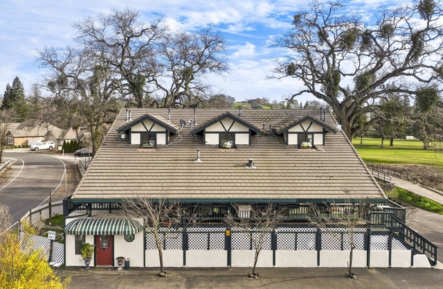 The 10th Green Inn