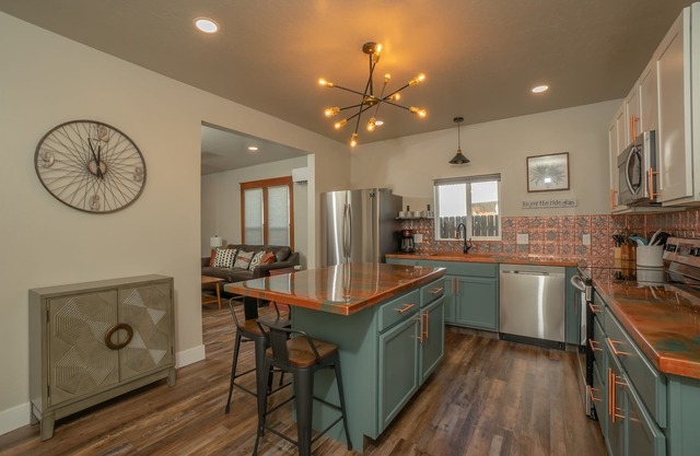 The 18 Road, Downtown Digs! Free In Unit Bike Storage! Fast WiFi