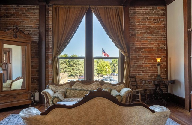 The 1888 Building - Historic 1-Bedroom Loft Experience in Downtown Newberg