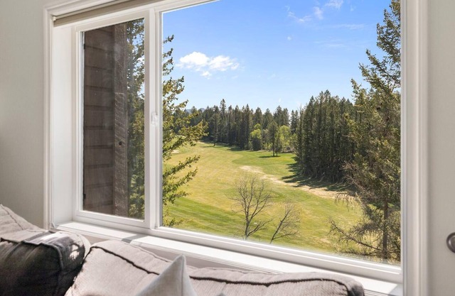 "The 19th Hole" - Townhouse Backs Onto Golf Course
