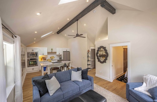 The 208 Guesthouse - a stylish, perfectly located guest suite with top amenities