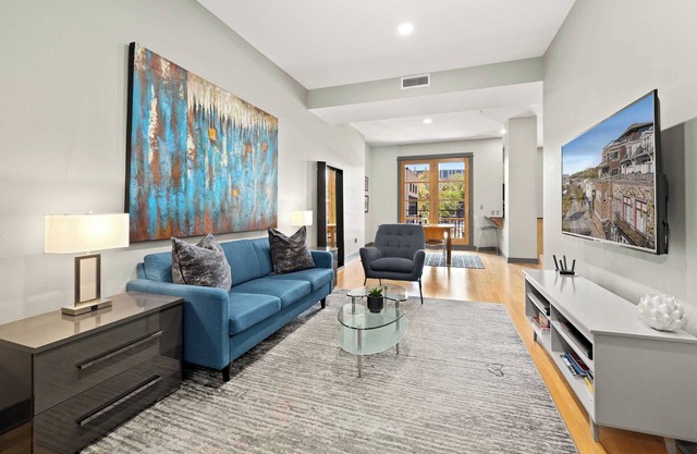 The 411 - Condo on Dickson St - Walk to UofA