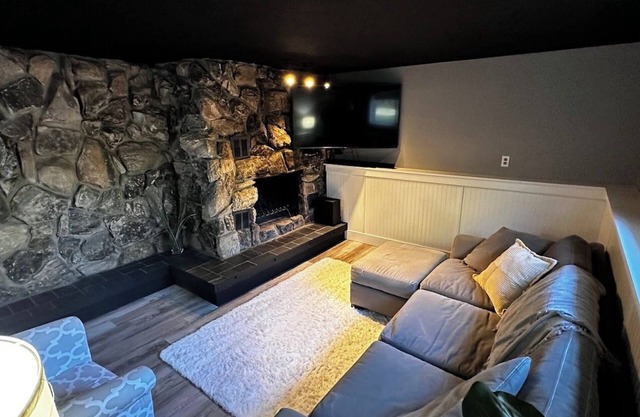 The 8's, farmhouse chic 4-bedroom w/ garage access in Grand Marais, pet friendly