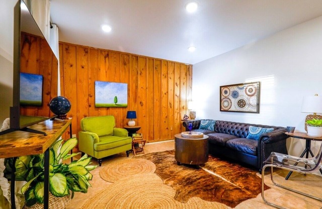 The Ace, 1BR King Duplex by Velvet Ditch Villas