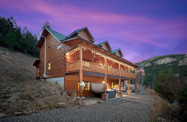 The Adventure in Evergreen...Hot Tub! Great Views!