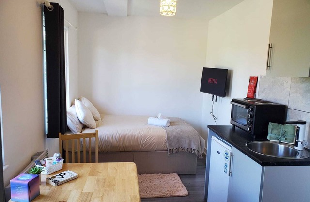 The Airport Getaway. 3 mns drive from Heathrow Aprt, relaxing and cosy space