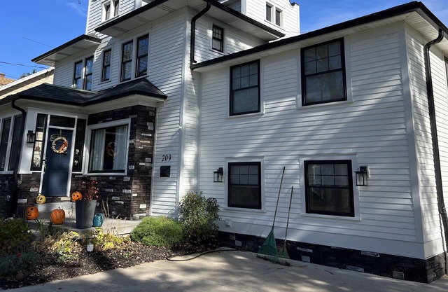 The Alamo! Historic Sears & Roebuck Showcase 4 bed 2-½ Bath with Jacuzzi