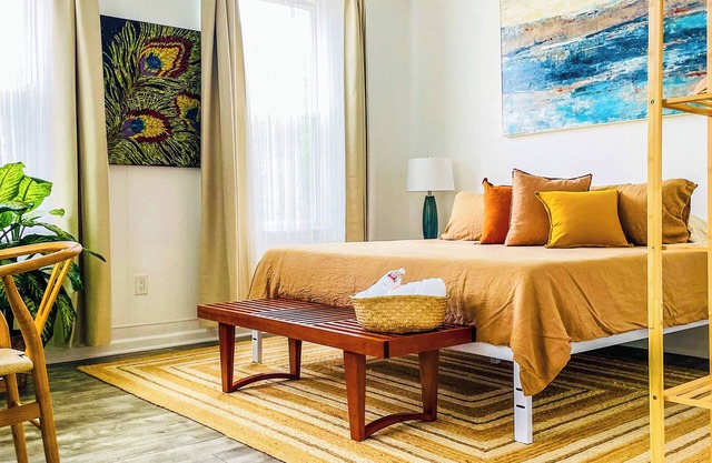 The Alley at Bates - Captivating Bohemian Apartment