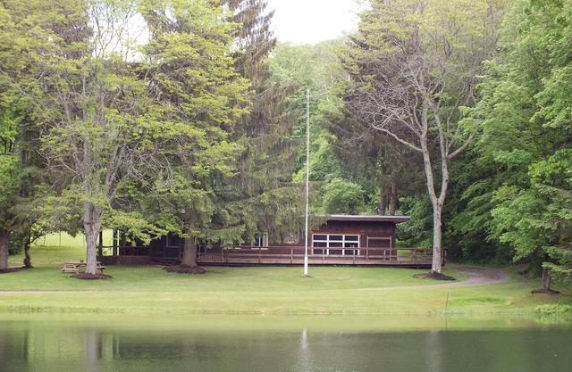 ALPINE Wilderness Lodge setzt auf 300 schönen Morgen WANDERWEGE, TEICH ANSICHTEN