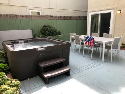 The Americana 4 bedroom with spa and bikes, seps to the beach