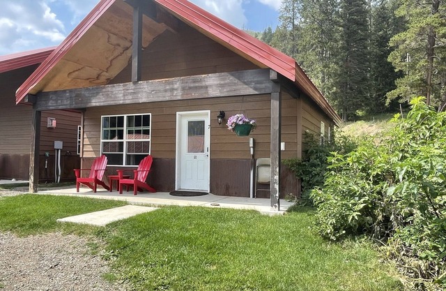 The Antler Cozy Cabin! Cooke City, at the entrance of Yellowstone's NE Gate and Lamar Valley