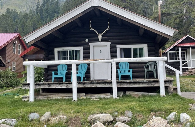 The Antler Cozy Cabin! Cooke City, at the entrance of Yellowstone's NE Gate and Lamar Valley