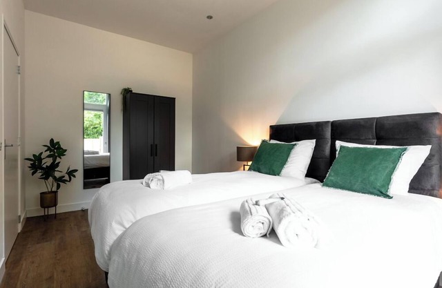 Die Wohnung verfügt über zwei luxuriös ausgestattete Schlafzimmer.
