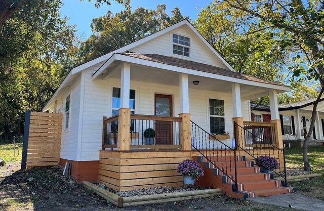 The Archer House - 1 Block from Spring River. 2 Bedrooms + Loft Bedroom!