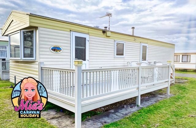 The Arizona Delux Caravan: 8-Berth Family Getaway in Skegness with Home Comforts