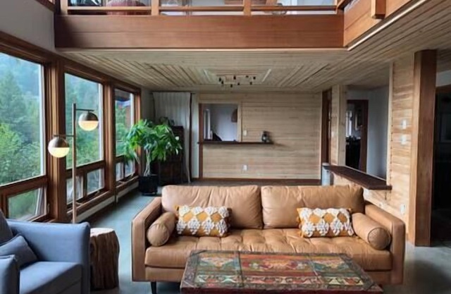 The Ark Retreat House on Bowen - New w/lake views