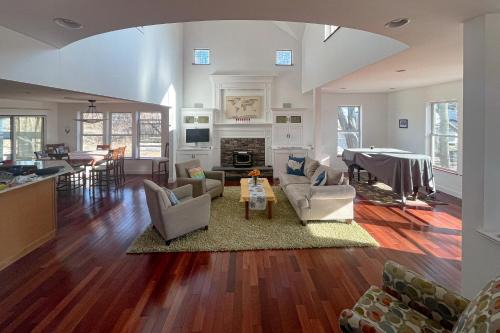 The Artist's Lakeside Hideaway