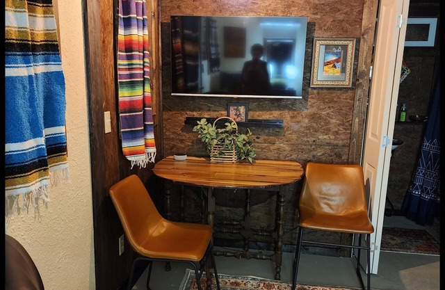 The Artists Cottage ~ Fun desert getaway