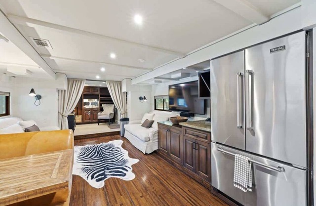 "Aspen"-Premium-Villa-Eigenes Badezimmer-Blick auf den Hof