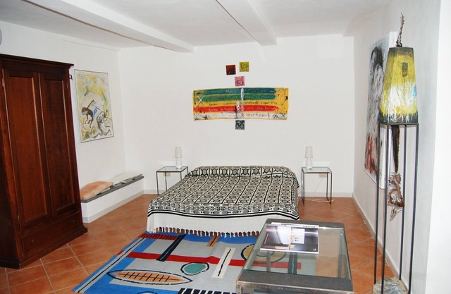 The Atelier. Artist's apartment sea view with plant and sculpture garden