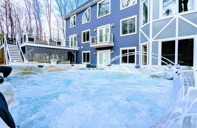 The Athena hideaway - hottub, firepit, lake & racetrack