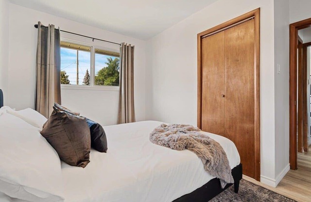 The Atlas | Sleeps 7 | 65 " TV | King Sized Bed |