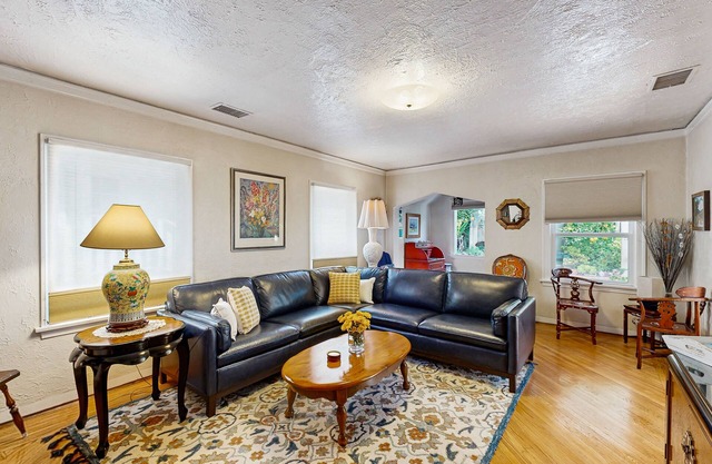 The Avenue: Charming hideaway with private deck & peeks of ocean, near downtown