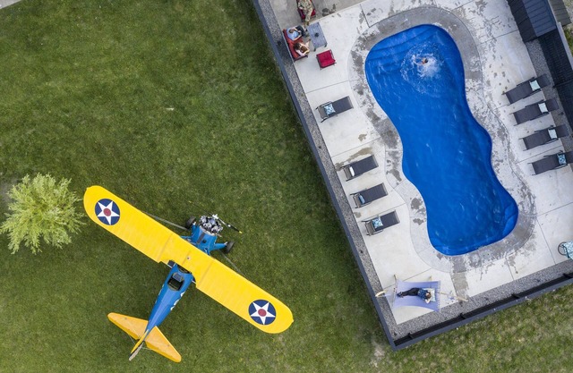 The Aviator’s Lounge, loft living in the NRG, private pool & hot tub