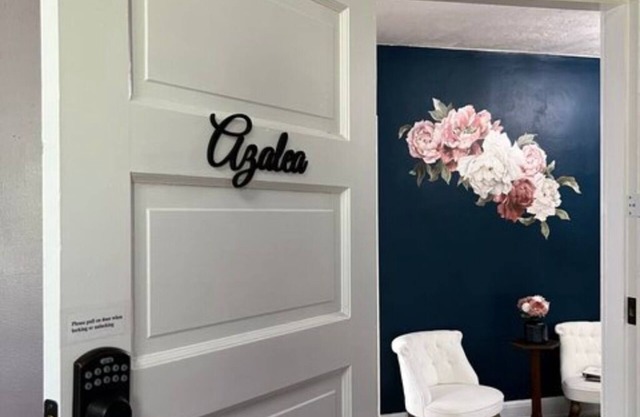 The Azalea Room w/ Queen Bed