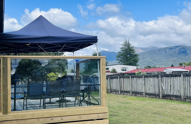 THE BACH 🏡 Small kiwi bach, close to town.