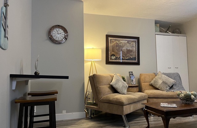 The Bachelor Pad-In the Heart of Wortley Village!