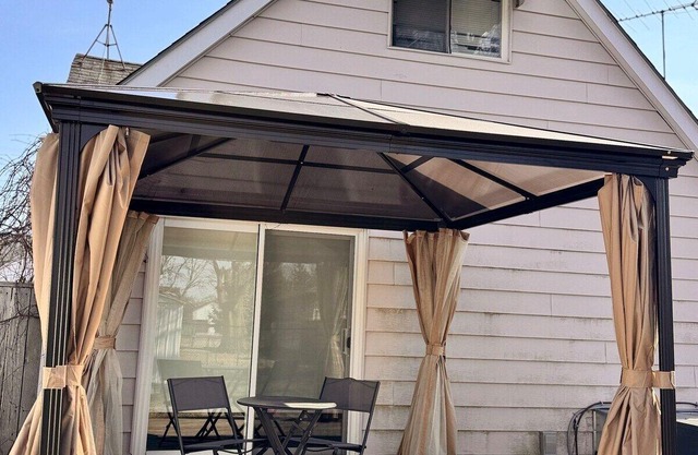 The Bachelor Suite at Stanley/Kitchenette&Backyard