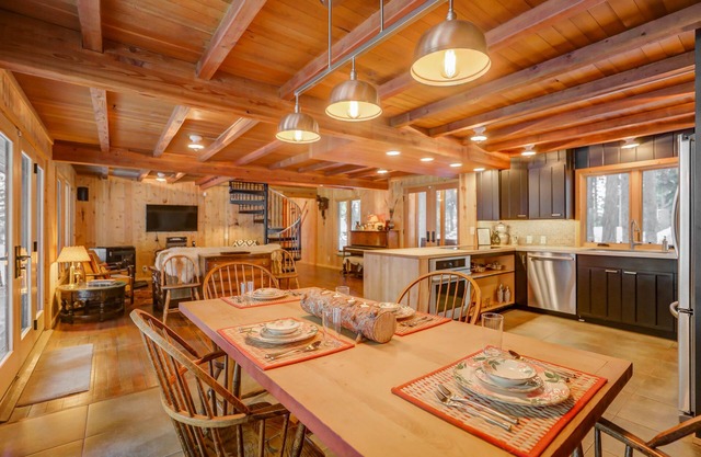 The Back Cabin - Payette lake access - Quiet - Cozy - Wooded setting