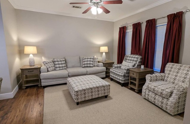 The Bama Retreat 3bed/3bath Condo minutes from The University of Alabama!
