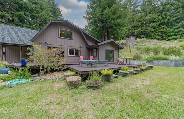 The Barn: a Trinidad home in the redwoods with privacy and hot tub.