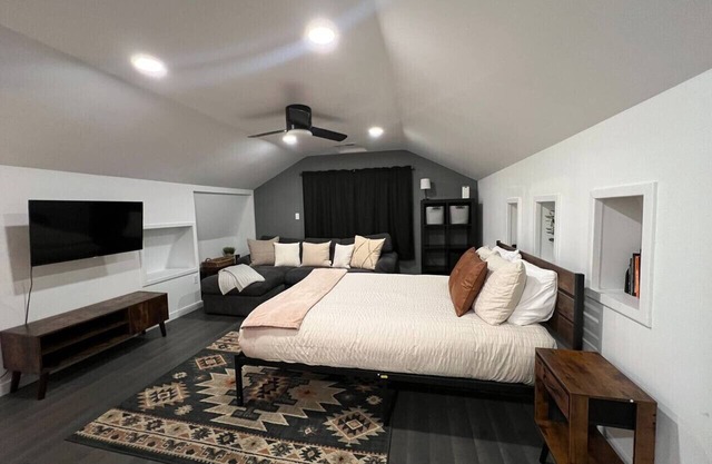 The Barn ~Cozy escape & walking distance to town!