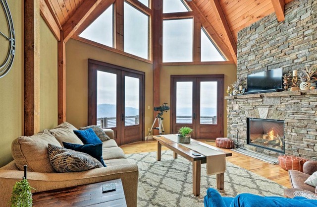 The Barn House Caldwell Mtn Retreat with Hot Tub!