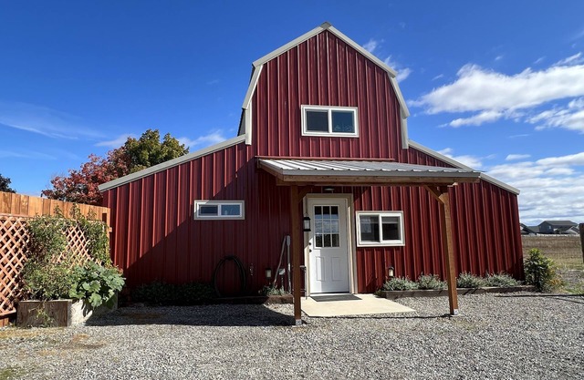 The Barn: Quiet, private, close to town, hot tub & spacious views.