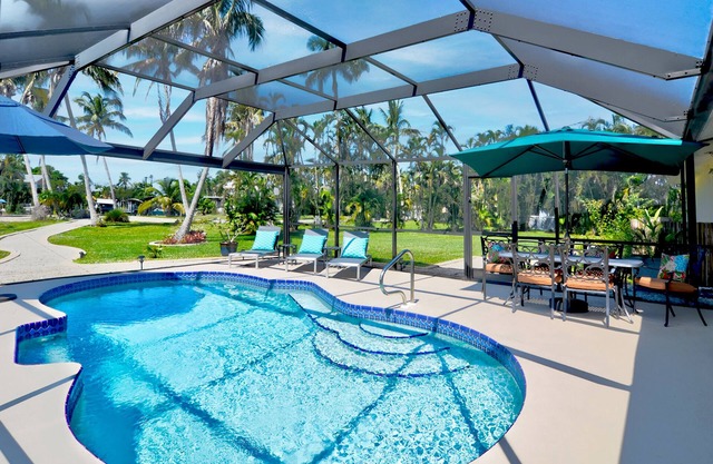 The Barrancas Barnacle! A Private Canal-Front Island Oasis w/ Dock, Sleeps 10