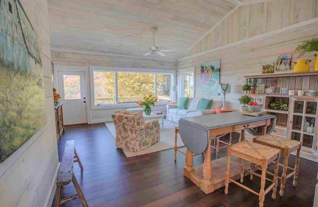 The Barrel Room Cottage - Mountain Vineyard Getaway