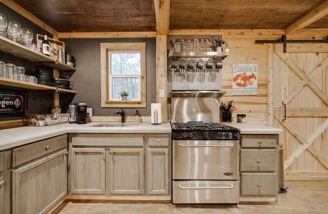 The Base Cabin 🌟 Hot Tub 🌟 Walking Distance to Lake Degray