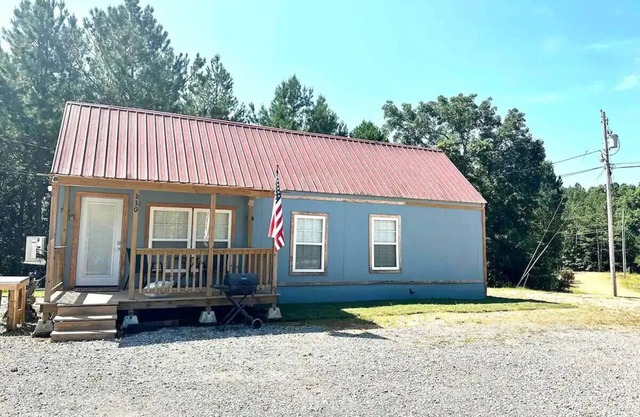 The Bass Shack-2 bedroom cabin w spacious parking