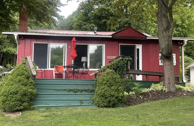 The Bay Cottage has wonderful views of Hamlin lake from its deck 50’ from lake