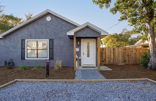 The Bay House - Pet Friendly! Basketball court, firepit - Walk to the Bay!